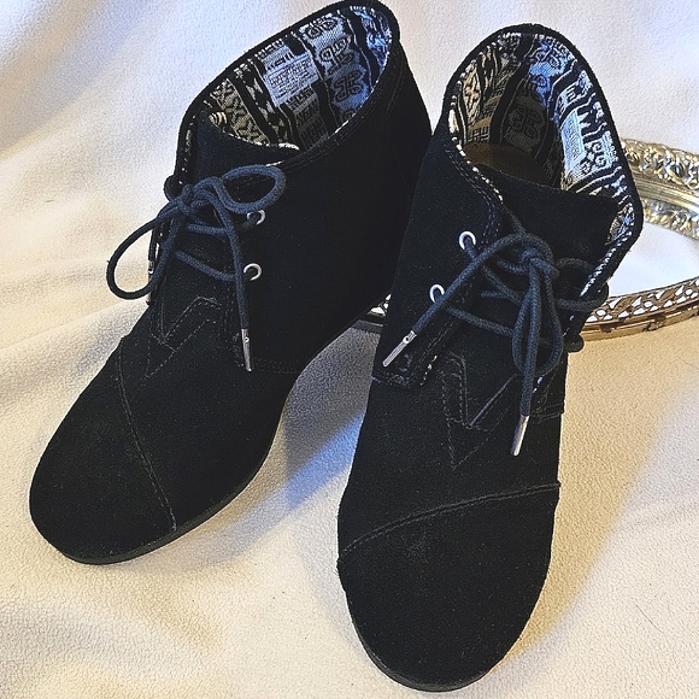 3/$30 TOM'S SUEDE WEDGE BOOTIES